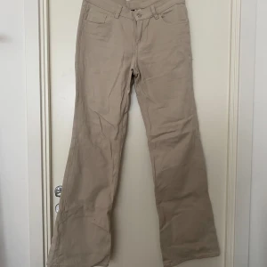 Lågmidjade jeans - Ett par lågmidjade och utsvängda jeans från H&M i storlek 40. Endast använda en gång.