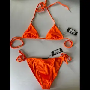 Orange PLT bikini set som tyvärr är för liten på mig. Jag köpte den i Mars och har endast testats på 1 gång. Taggen är kvar samt hygien skydd. Jätte bra skick.