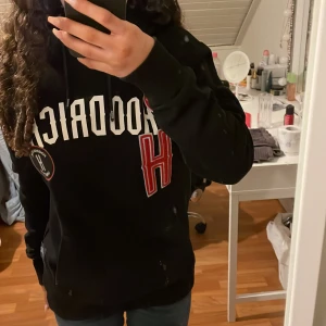 Hoodrich Hoodie  - Svart röd hoodrich Hoodie, har inte andvänt så mycket. 