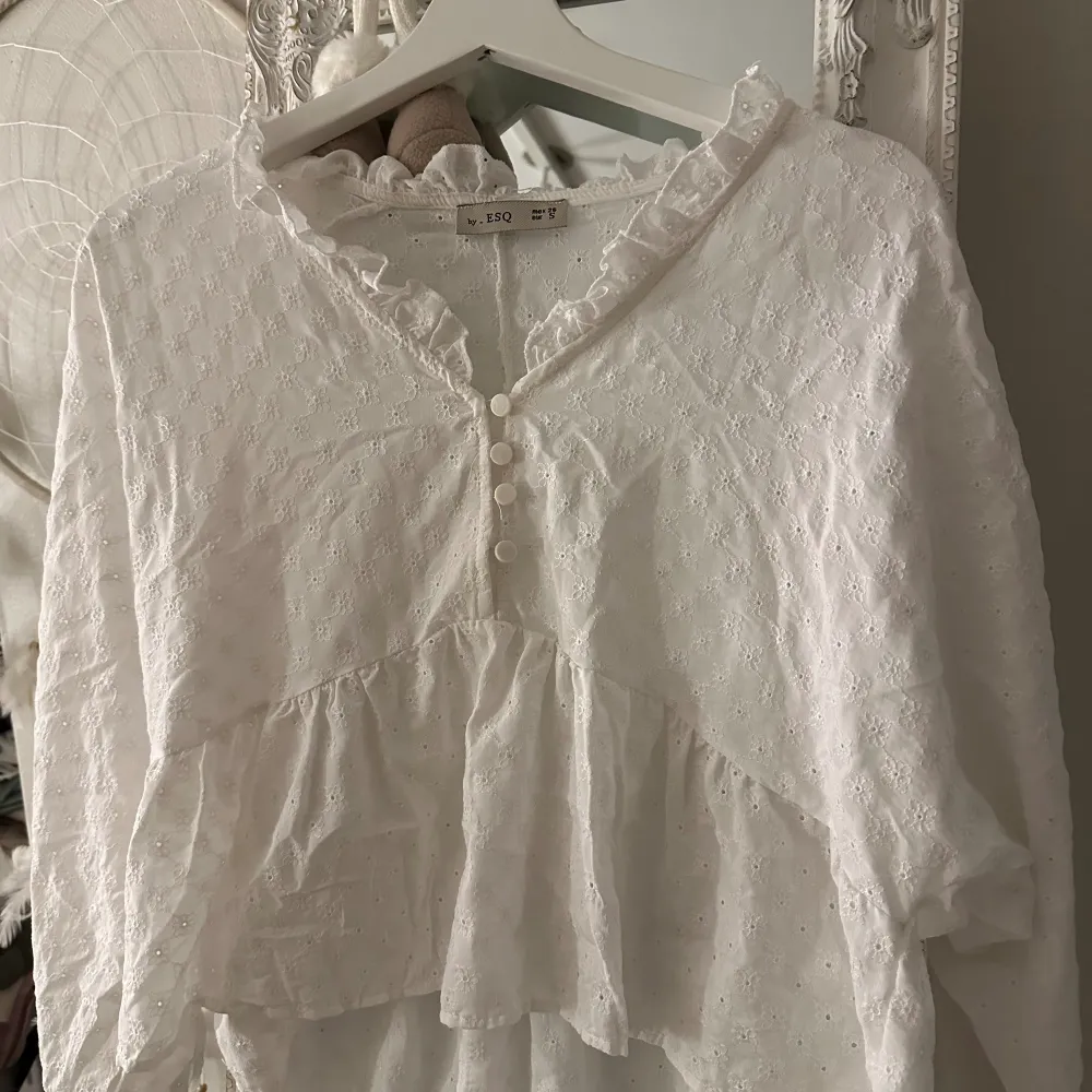 Säljer nu denna helt oanvända vita blusen ifrån Shein 🤍 Den är i storlek S, skriv till mig vid intresse eller andra frågor! Kram🤍. Blusar.