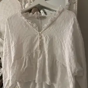 Säljer nu denna helt oanvända vita blusen ifrån Shein 🤍 Den är i storlek S, skriv till mig vid intresse eller andra frågor! Kram🤍
