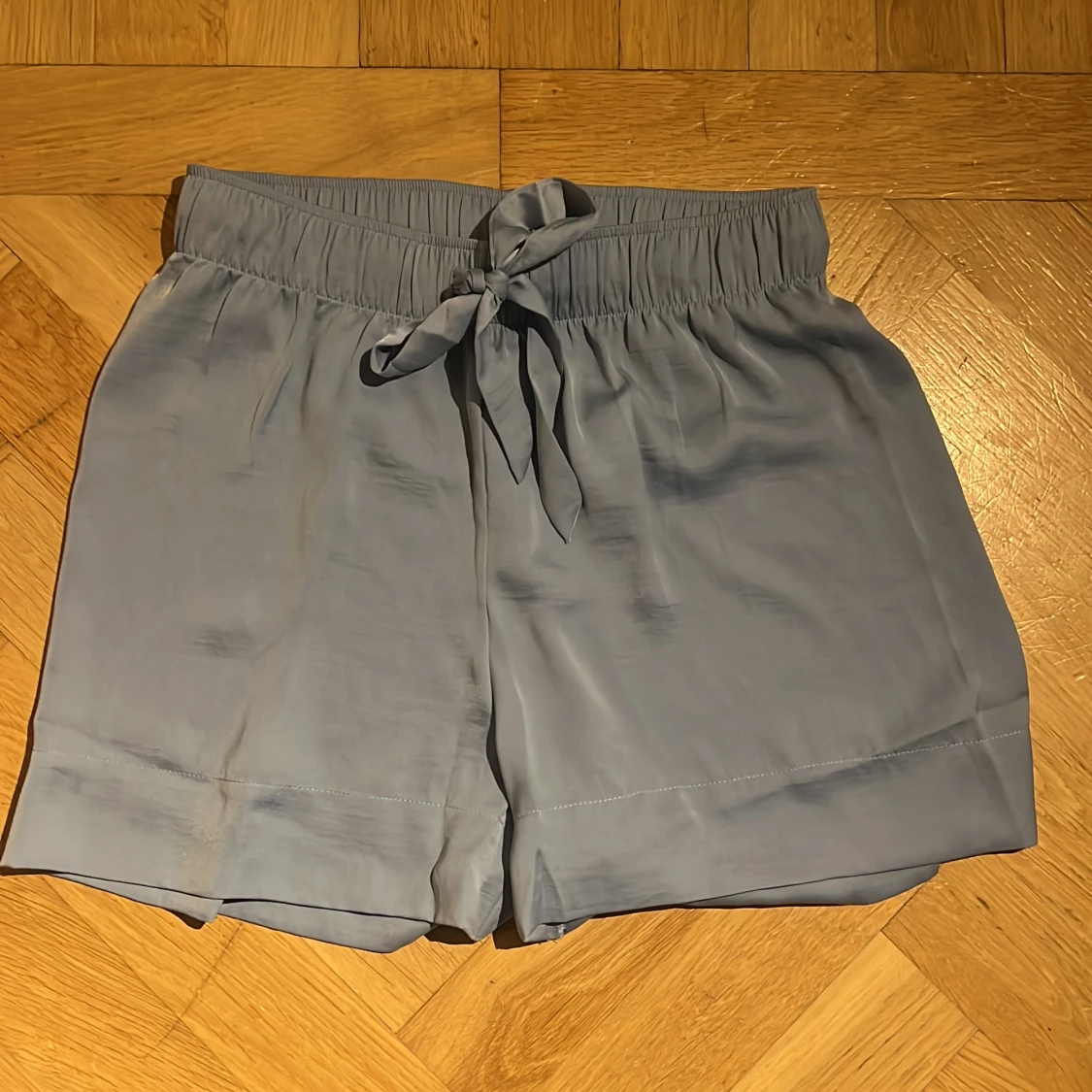 helt nytt pyjamasset som aldrig används eftersom den var för liten - 90