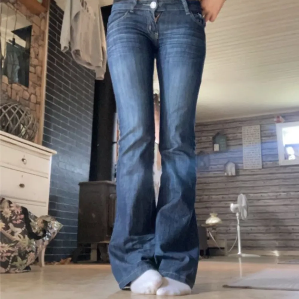 Hej säljer ett par jeans åt min tjej mörkblå men en liten text på fickan midje mått 36 cm innerbenslängd 82 cm, mer bilder finns bara att höra av sig. Jeans & Byxor.
