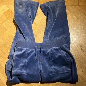 lila blå juicy byxor  - bra skick, använt fåtal ggr köpta för 1100kr