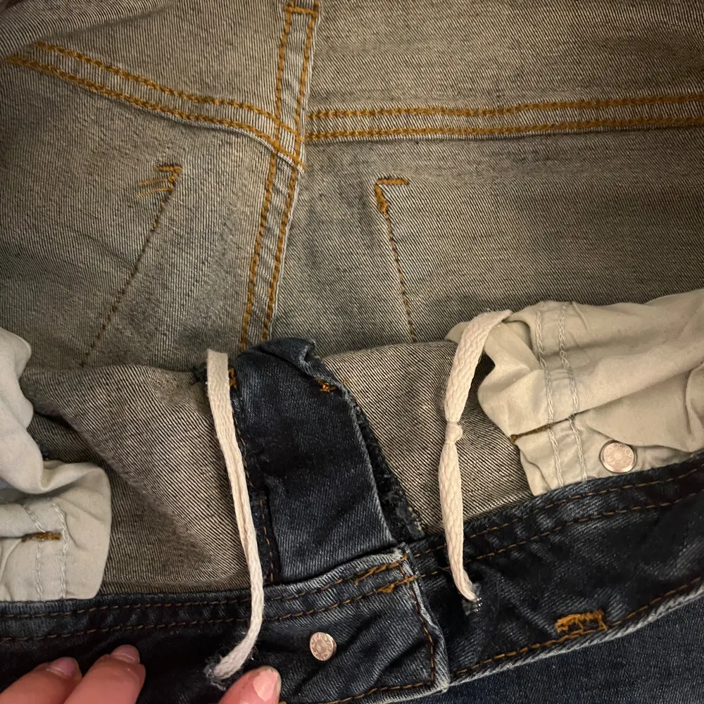 Sjukt snygga ltb jeans som jag gjort hål i, de har ett annat hål på insidan som inte syns för att spänna åt i midjan, de är också sönder trampade ned till tyvärr. Inga andra tydliga defekter. 💞. Jeans & Byxor.