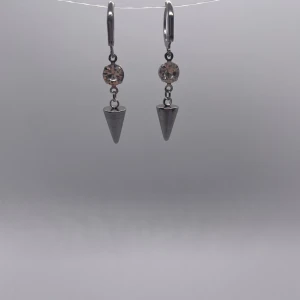 Diamond spike örhängen  - 35kr per par, finns flera i lager 😊 kolla gärna in min instragram ”ebnorth” där jag främst sköter försäljningen :) Massa mer smycken i samma stil hittar ni i min profil🤩