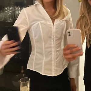 Zara korsett skjorta - Säljer denna eftertraktade slutsålda korsett skjorta från zara då den ej passar mig. Så så fin & går både att klä upp & ner. Hör av er vid frågor eller tryck gärna på köp nu ☺️💓 (fri frakt)