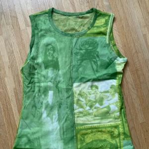 Grönt linne - Grönt retro linne som är lite genomskinlig 