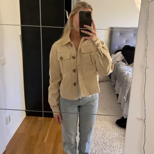 Kort trenchcoat💕 - Kort trenchcoat som är använd fåtal gånger💕skulle säga storlek xs-s 