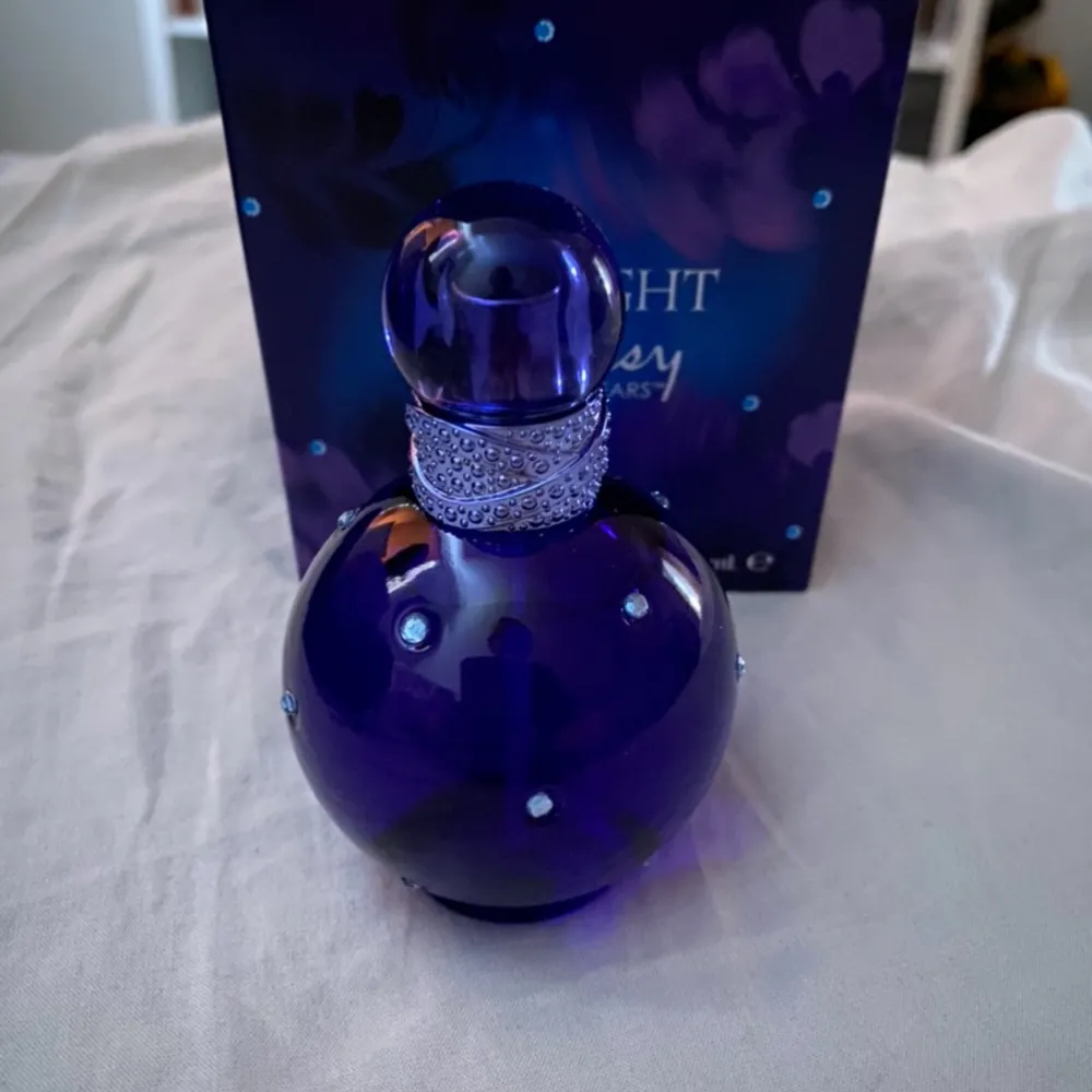 Jag säljer min parfym från Britney Spears för 400kr och ingen frakt. Det är 50 ml och all innehåll är kvar då doften inte passar mig. Originalpriset låg på 505 kr+frakt. . Accessoarer.