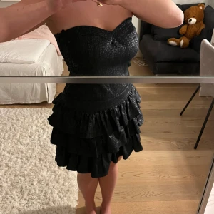 Söt volang klänning - Gullig svart volangkläning perfekt inför sommaren🙌🏻 Klänningen är storlek M men skulle säga den passar M/S! Dragkedja fina i sidan. Kontakta vid funderingar 