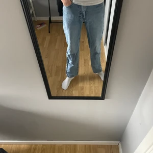Levis jeans  - Najs Levis byxor tänker jag sälja. Måtten är W28 : L32  Nypris: 1400kr