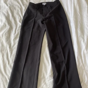 Madlady kostymbyxor!! - Säljer mina kostymbyxor ifrån madlady då de blivit för små. De är lågmidjade i st 34/ short. Innerbenslängd 75 cm och midjemått 35 cm. Använda ett fåtal gånger men är i mycket bra skick😊 Ny pris 500 kr