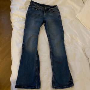 Snygga bootcut jeans med fina fickor💘 de är från hm och säljer pga att de är lite för stora! Hör av er för mer info & bilder❤️
