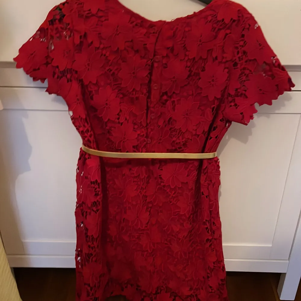 Röd festklänning med gulligt bälte till, från Hampton27Republic i super fint skick, bara använd ca 3 gånger. Köpare betalar frakt. Klänningar.