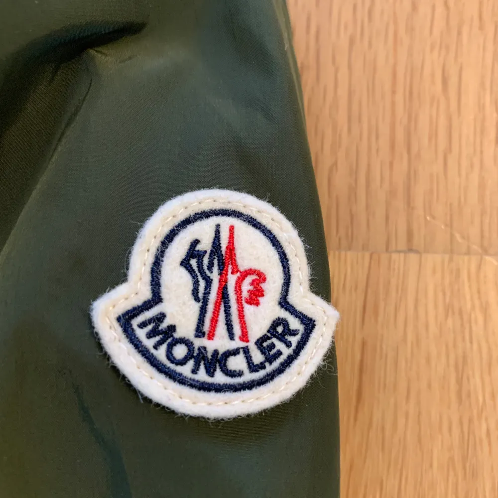 Moncler Grimpeurs storlek 4, passar L/XL. Väldigt bra skick!   Skriv gärna om ni har frågor!. Jackor.