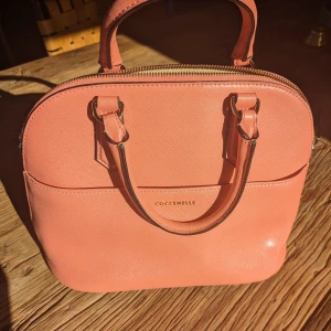 Tote bag - Coccinelle  - Rosa skinnväska använd endast ett fåtal gånger. Storlek: ~30 x ~20 cm Nypris: 2000 kr.