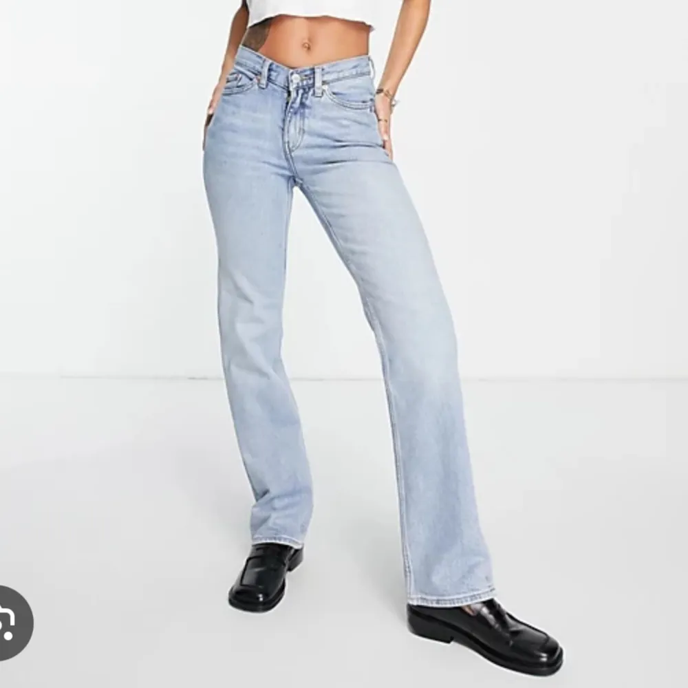 Midrise jeans från weekday. Mörkblå så en mörkare färg än på första bilden vilket du ser på tredje. Börjar bli försmå! 💞. Jeans & Byxor.