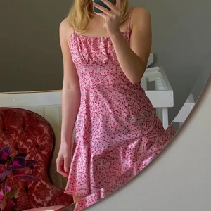 Sommarklänning  - Säljer denna superfina sommarklänning då jag inte använt den på två år, passar mig inte tyvärr. Exklusive frakt💕