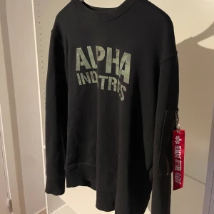 Tröja - Passar S/M, säljs i befintligt skick