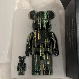 Bearbrick Matrix 400% & 100% - Säljer min bearbrick då jag inte längre har någon plats att ha den på, original kartong, kvitto och tag finns kvar