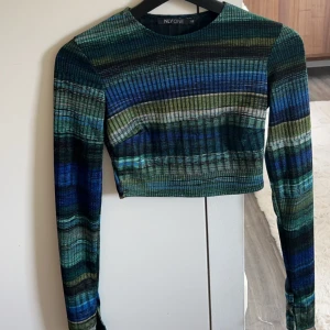 Croptop  - Jättesnygg croppad topp, insytt veck vid brösten på båda sidorna (se bild 2)! Använd några gånger, i väldigt bra skick!! 💚skriv vid frågor