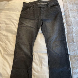 Montén jeans - Säljer dessa monten jeansen som jag hittade i garderoben! Byxorna är i väldigt bra skick och säljs inte längre! Nypris 1000 kr, pris kan förhandlas vid snabb affär!