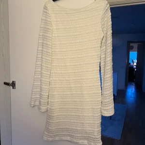 Klänning - Virkad klänning från nakd. Har en underklänning så den är inte genomskinlig. Endast testad! Storlek S