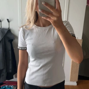 T-shirt från zara - En gullig tshirt från zara med detalj på ärmen. Använd tre gånger💞