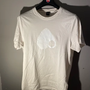 Moose Knuckles T-shirt  - Fin T-shirt köpt på NK använd fåtal gånger och är som ny. Inga skador eller märken. Skriv för frågor och funderingar :) Kvitto finns 