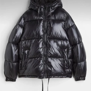 Sjukt snygga vinter jackor 💕 - Jag säljer nu både min svarta glansiga vinter jacka men även min röda vinterjacka då jag rensar min garderob💕båda jackorna är i ny skicka,en jacka för 250 båda för 400. Kom med prisförslag.