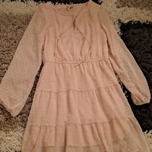 Kort klänning - Kort klänning från H&M DIVIDED. Storlek 36