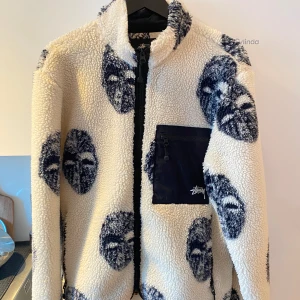 Stussy mask fleece  - Person på bilden är 180cm Fint skick Storlek L