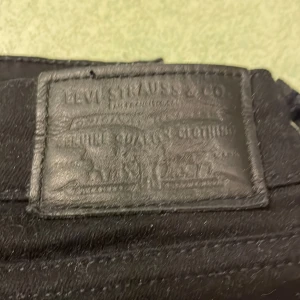 Svarta Levis 715 bootcut - Storlek W28 L34. Köpte fel storlek 