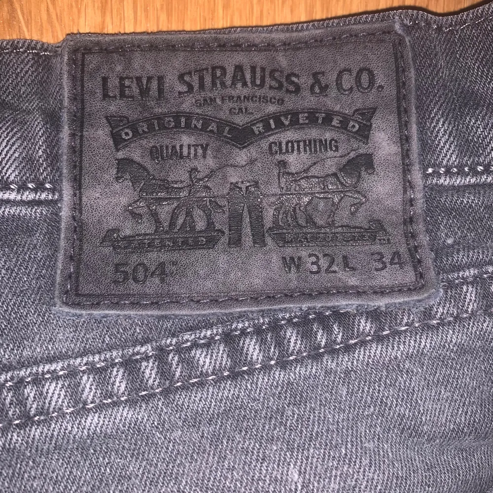 Levi 504 black label w32 l34. Köpte med avskurna ben så kan vara kortare men it säker. Skriv vid frågor. Jeans & Byxor.
