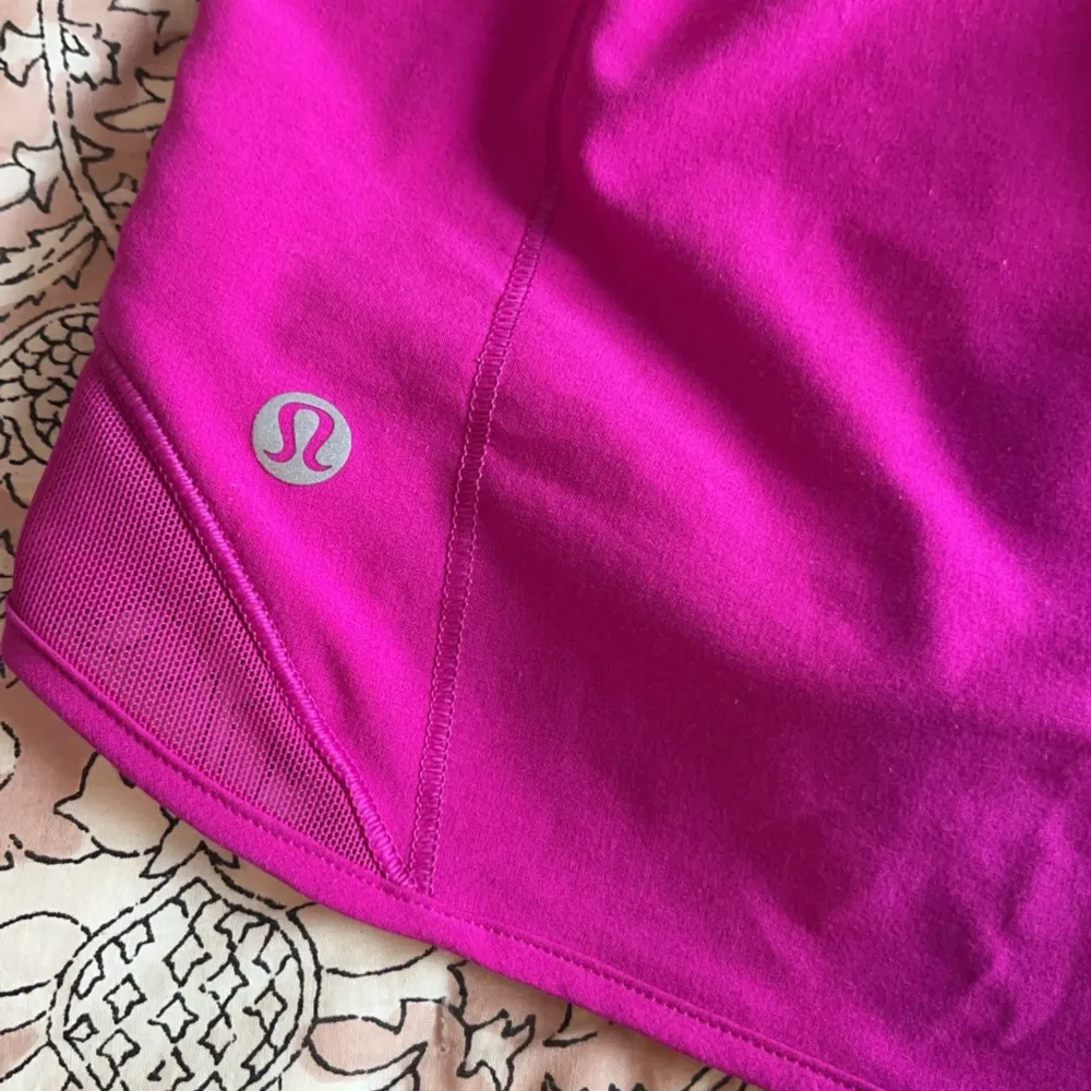 Säljer dessa populära Hotty Hot shortsen från lululemon i storlek 4💕De passar på mig som är storlek S/34/36 då de är väldigt stretchiga, Jättefint skick då de knappt är använda🤗Hör av er vid frågor🫶🏻Inga returer och köparen står för frakten!. Shorts.