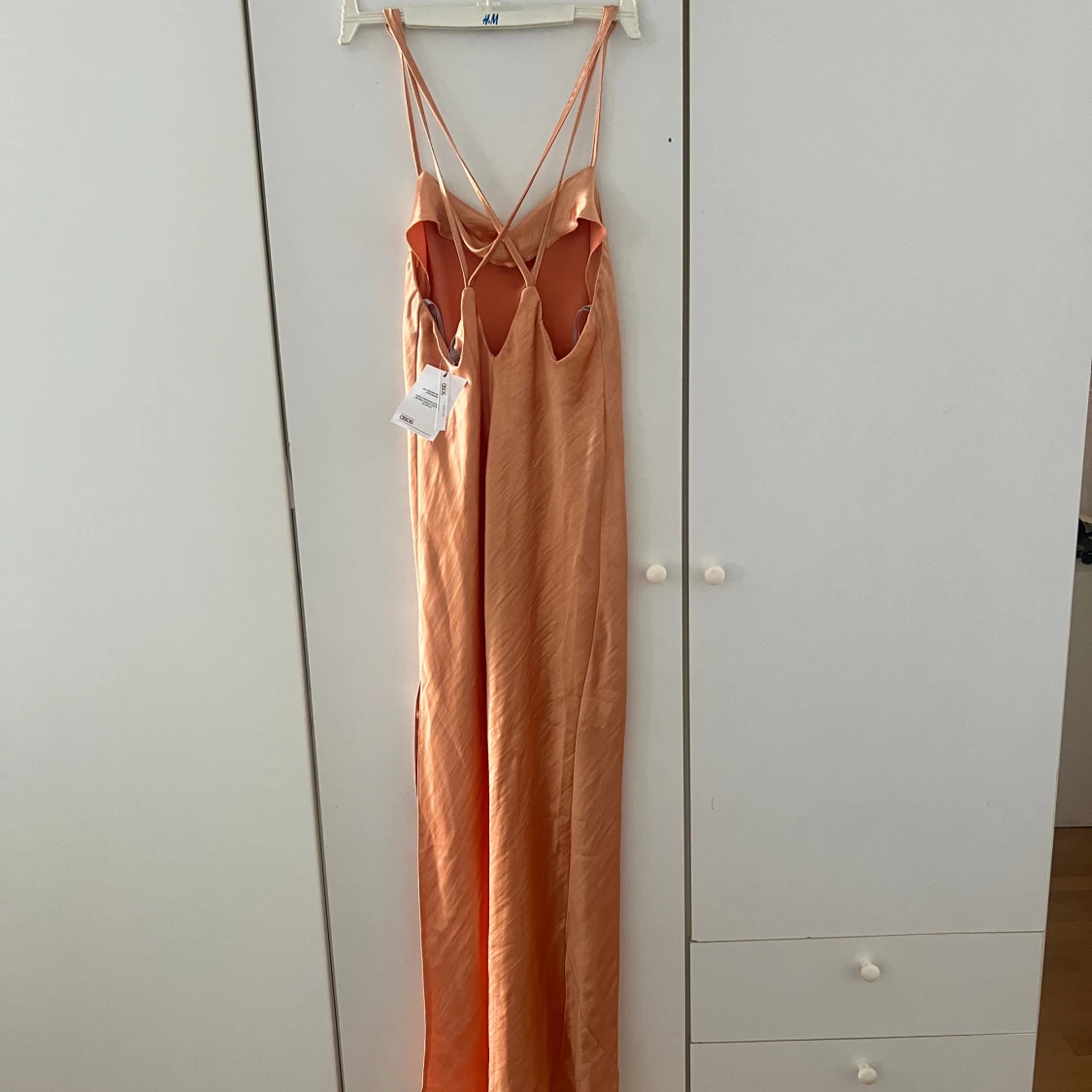 Satin klänning från asos med prislapp - 90