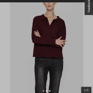 V ringad tröja i mörk lila/röd - saint tropez  - I nyskick och använd 1 gång. V-ringad/polokrage tröja i en mörka lila/röd färg från saintropez, men köpt på åhlens. Nypris 350, min pris 225 kanske kan diskuteras. I storlek XL men passar M, men sitter lite löst på mig som är S/XS