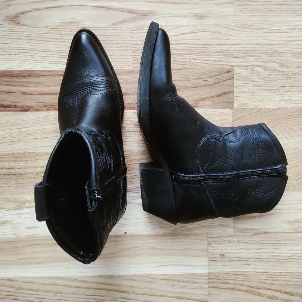 Säljer dessa låga cowboy boots i väldigt bra skick förutom några små tecken på användning❣️ lite slitna i hälen och små i storleken, kontakta pv för mer info eller bilder✨pris går att diskuteras❤️. Skor.