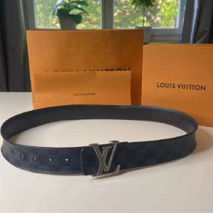 Äkta Louis Vuitton bälte! Bältet köptes 2018 i USA. Nypris 540 USD, kvitto finns kvar. Bältet har använts en del men är i gott skick. Kontakta mig för fler bilder & mer info.