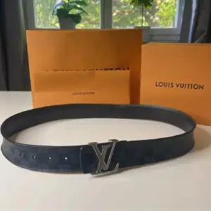 Äkta Louis Vuitton bälte! Bältet köptes 2018 i USA. Nypris 540 USD, kvitto finns kvar. Bältet har använts en del men är i gott skick. Kontakta mig för fler bilder & mer info.