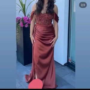 Aftonklänning säljes pga den är för tight - Säljer klänning jag köpt på grund av att den är för tight på mig. 