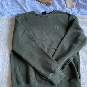 Mörkgrön tröja  - En mörkgrön tröja som jag inte har använt alls, den är i bra skick och är super skön och passar till mycket!