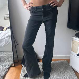 gråa/svarta lågmidjade jeans med slits <3 jag är 1.75cm 