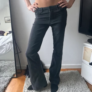 gråa lågmidjade jeans  - gråa/svarta lågmidjade jeans med slits <3 jag är 1.75cm 