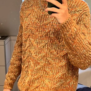 Stickad sweatshirt  - Något overzised stickad tröja i gott skick, använd ett fåtal gånger. 