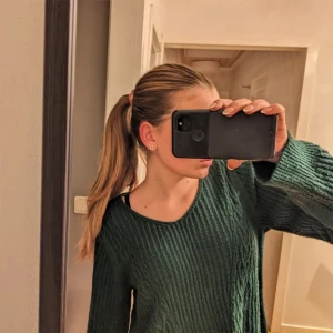 Grön stickad tröja - Superfin grön stickad tröja med lite glitter detalj. Storlek L men passar mig bra då jag brukar ha S. Sparsamt använd utan slitage