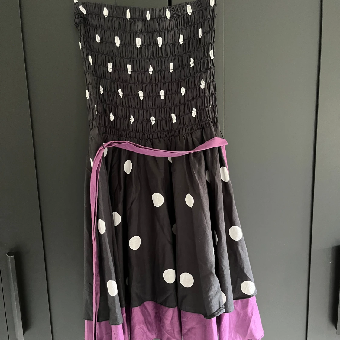 Svart prickig klänning