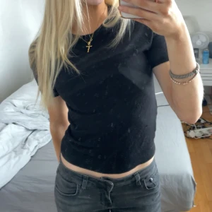 Svart stickad t shirt! - RENSAR SÅ SÄLJER MASSA AS BILLIGT😍‼️as snygg från mango perfekt skick storlek s. Tryck gärna köp nu!