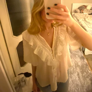 Zara Blus - Supersöt volang-blus från Zara! Köpt i Paris💋